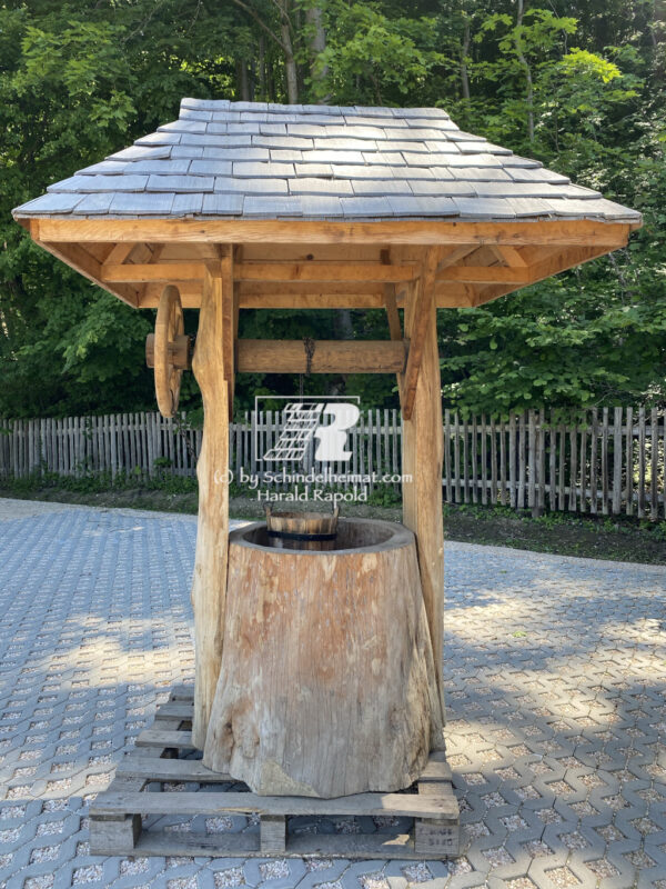 Ziehbrunnen aus Holz. Ausverkauft.